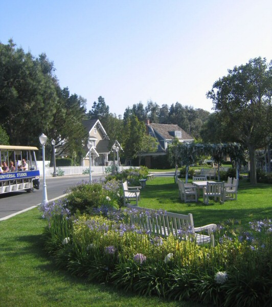 Wisteria Lane, home of the Desperate Housewives | Home voyeurs.... a peek  into homes