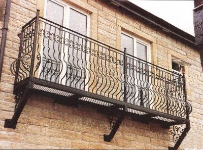 An example of a wrought iron balcony attached to the wall. 