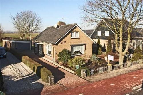 Boring house with massive potential!